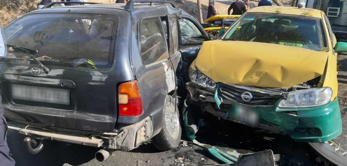 4 اصابات بتصادم 3 مركبات في