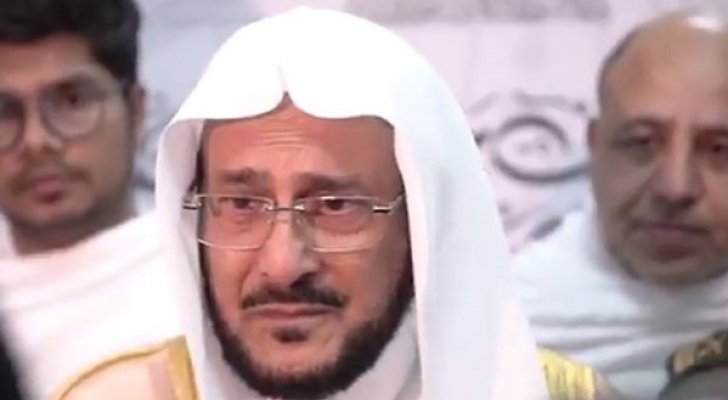 وزير سعودي يثير جدلا بعد تقبيله