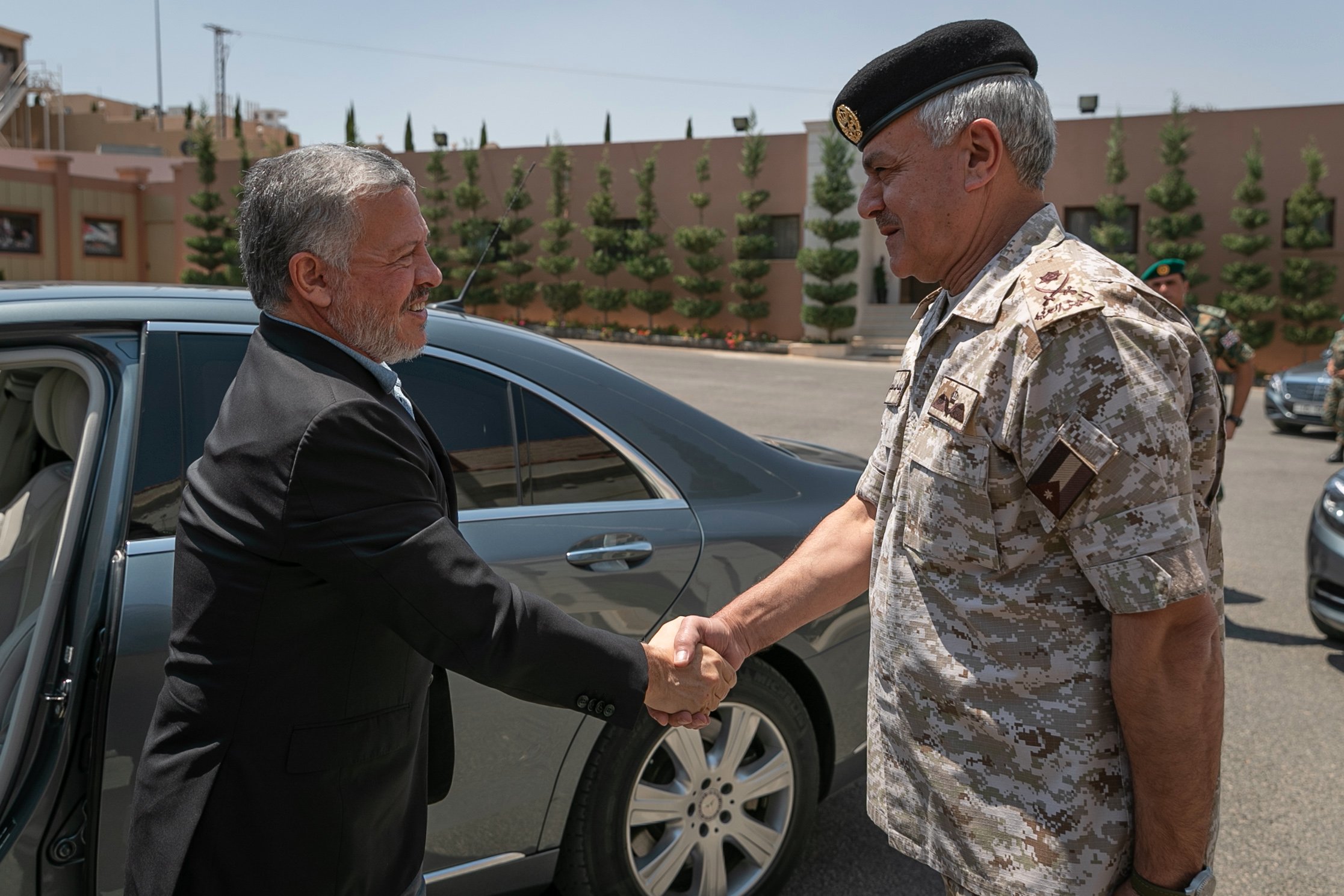 الملك يجتمع باللواء الركن يوسف الحنيطي