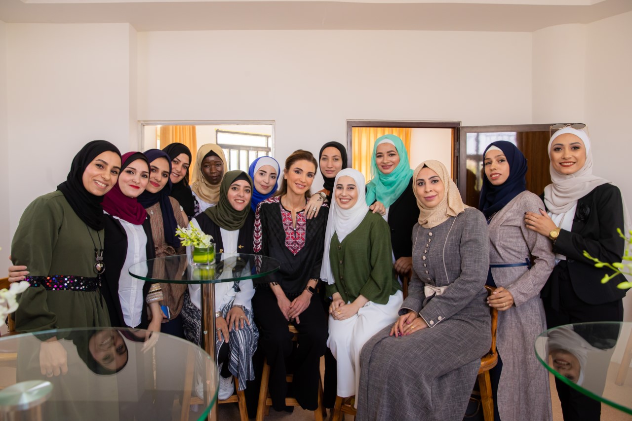 الملكة رانيا العبدالله تطلع على مبادرات