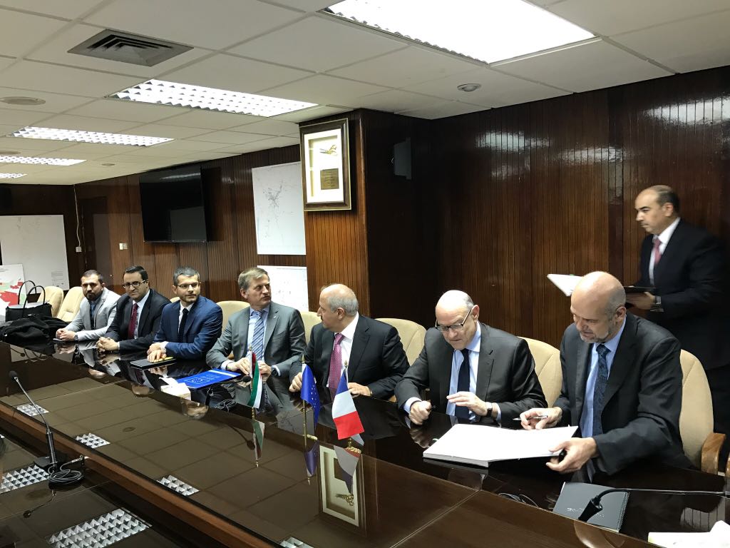 الناصر يوقع اتفاقية جديدة مع وزير