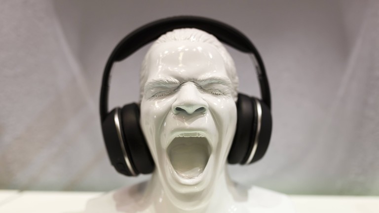 ما أضرار الاستماع للموسيقى الصاخبة بسماعات