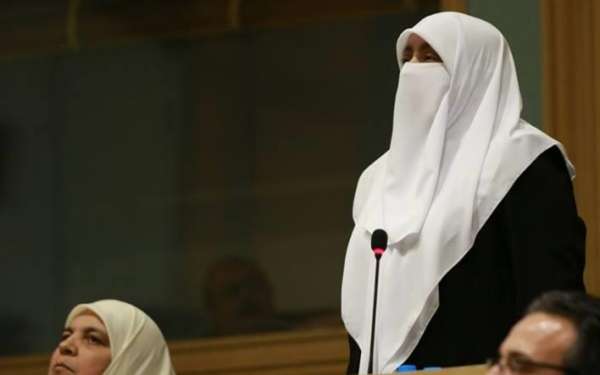 العتوم تطالب بمعرض دائم ومشاغل خاصة