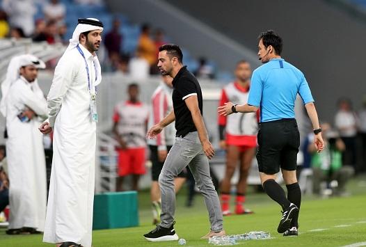 تشافي يفقد أعصابه بأول مباراة كمدرب