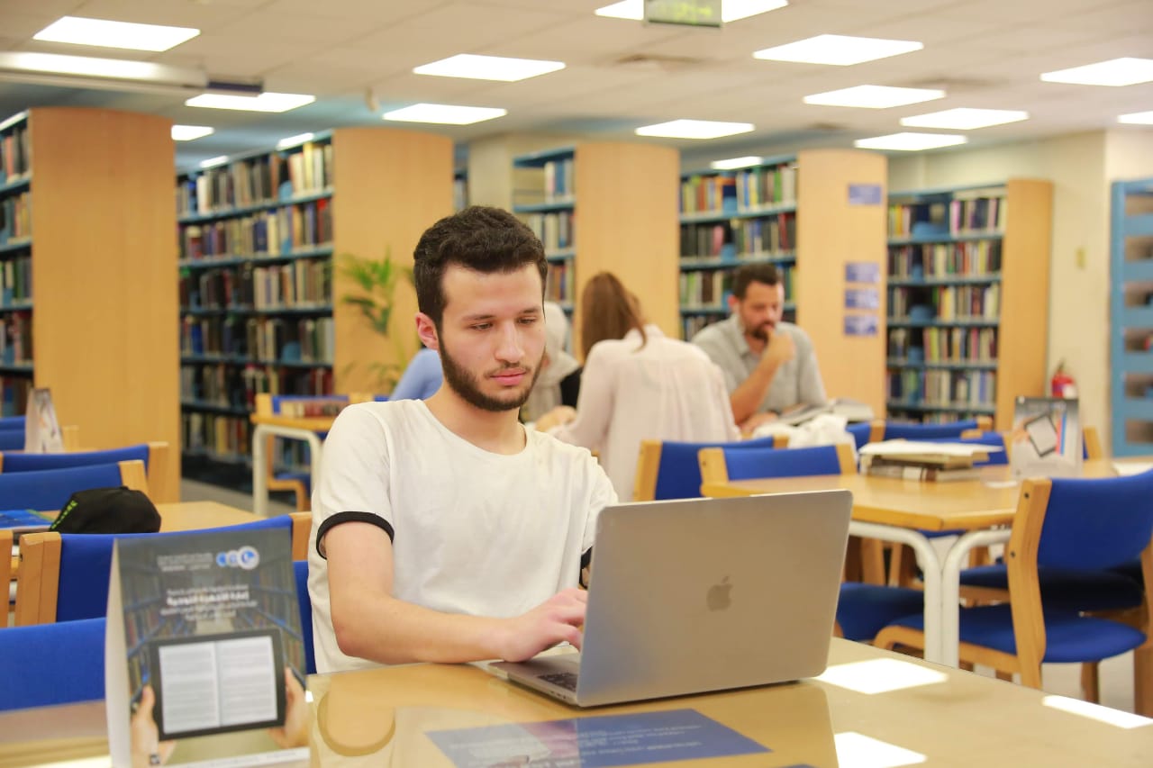 «مكتبة شومان» تفتح ذراعيها لجامعي وتعينه