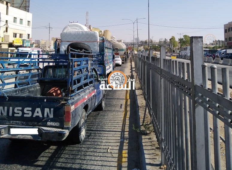 تعطل تريلا على الصحراوي وأزمة خانقة