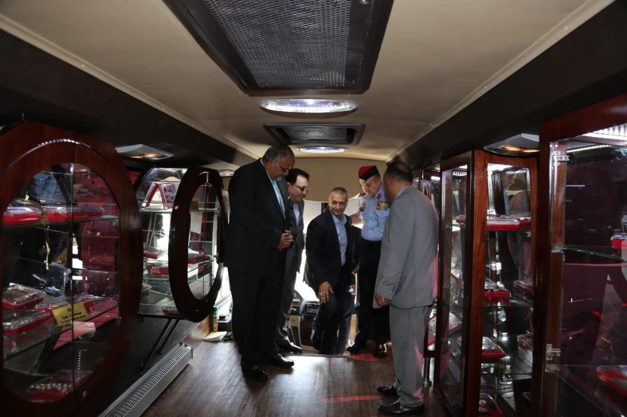 إدارة مكافحة المخدرات تتسلم «حافلة المعرض