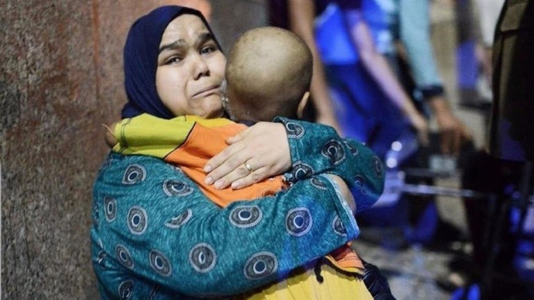 «صورة هزت مصر».. السيدة الحاضنة لطفلها