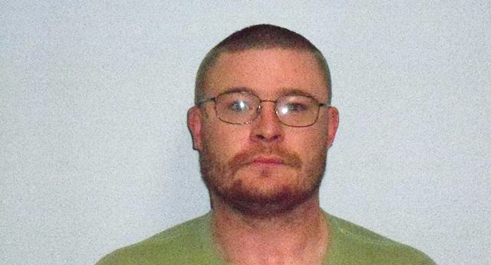 أمريكي يبرح طفلا ضربا لرفضه خلع