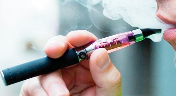 “FDA” تحذر من السجائر الإلكترونية بعد