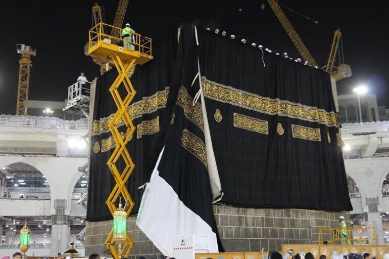 استبدال كسوة الكعبة المشرفة (فيديو وصور)