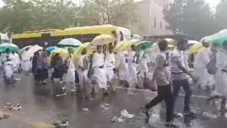 السعودية.. تساقط غزير للأمطار على منى