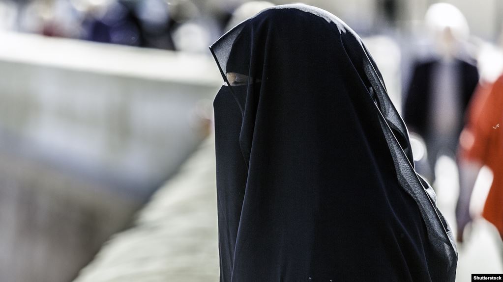 القبض على شخص تنكر بلباس امرأة