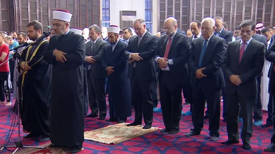 نائب الملك يشارك المصلين أداء صلاة