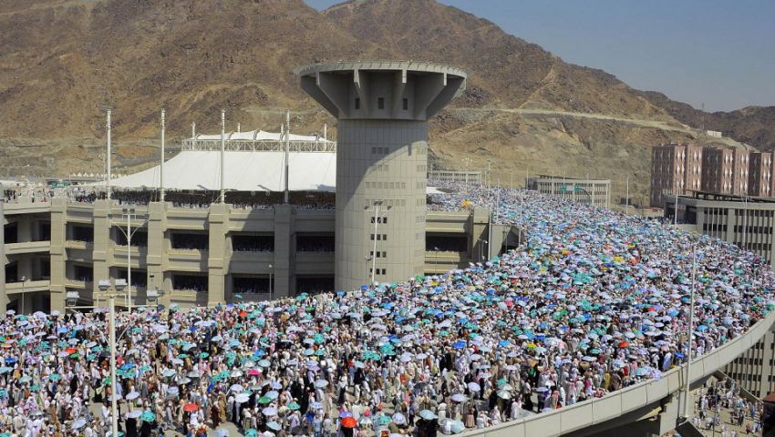 الحجاج يبدأون رمي الجمرات