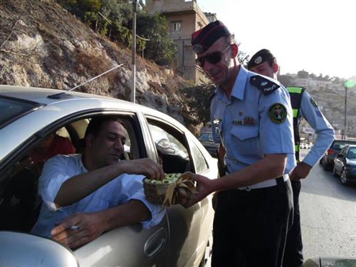 ’سير عجلون‘ يوزع الحلوى على المواطنين