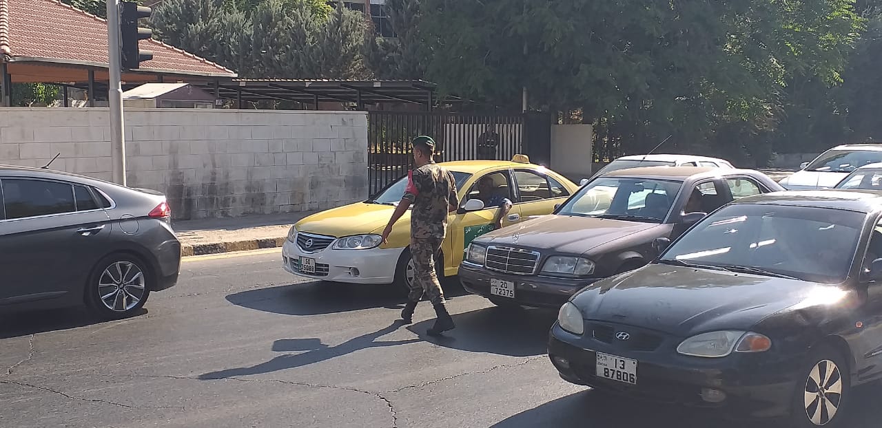 كيف هنأ حرس القصور الملكية الأردنيين