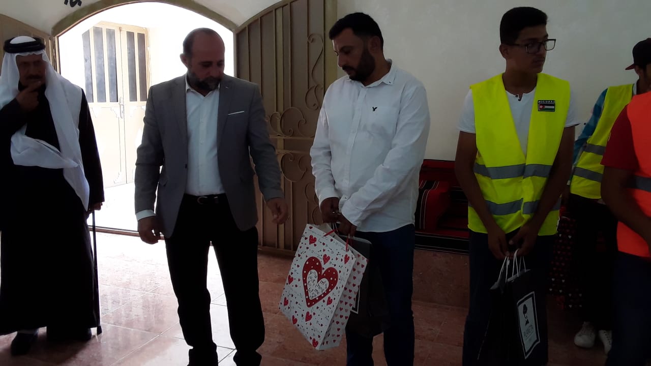 رئيس وحدة شباب السلط يخريج طلبة