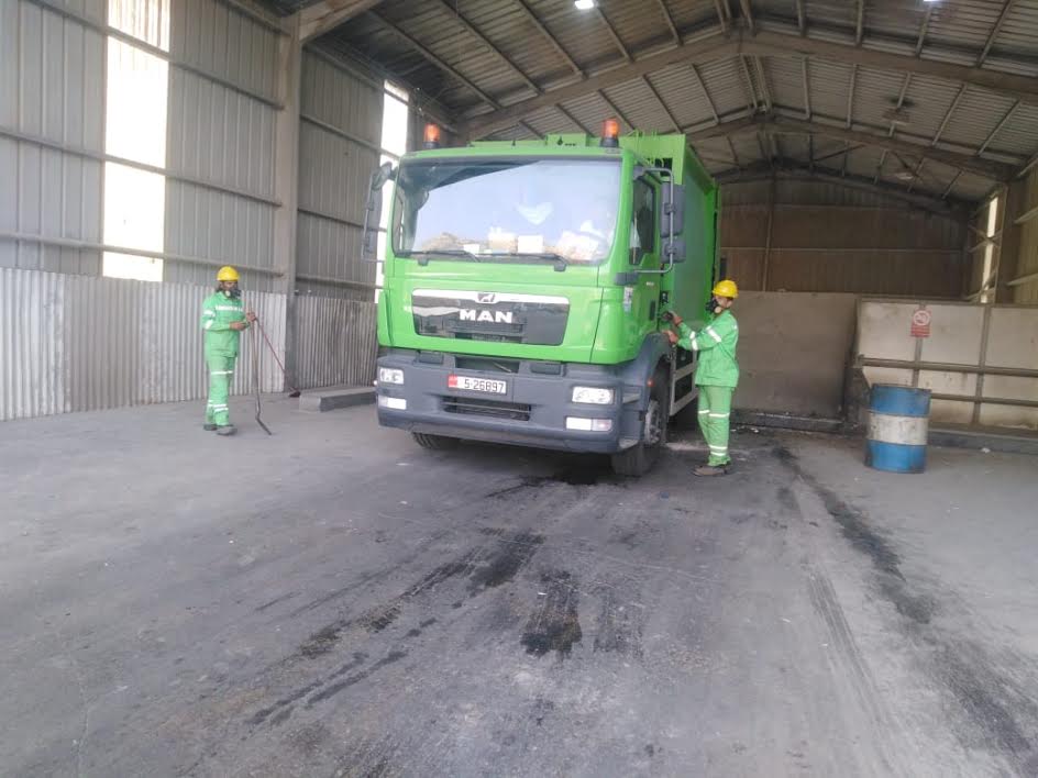 العمانيون خلفوا 8200 طن نفايات يومي