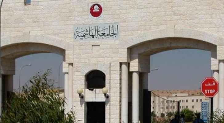 طالب بالجامعة الهاشمية يدهن طابقين بمبنى