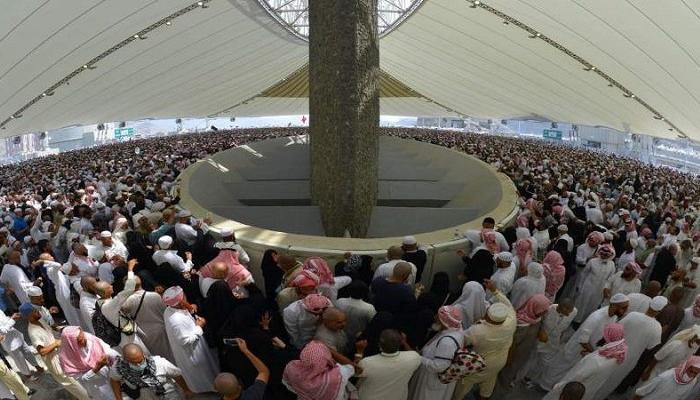 الحجاج يواصلون رمي الجمرات في ثاني