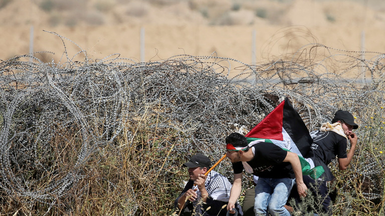 الاحتلال تبني جدارا إضافيا حول غزة