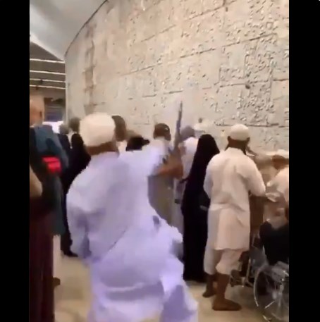 شاهد.. حماسة حاج.. أراد رجم ابليس..