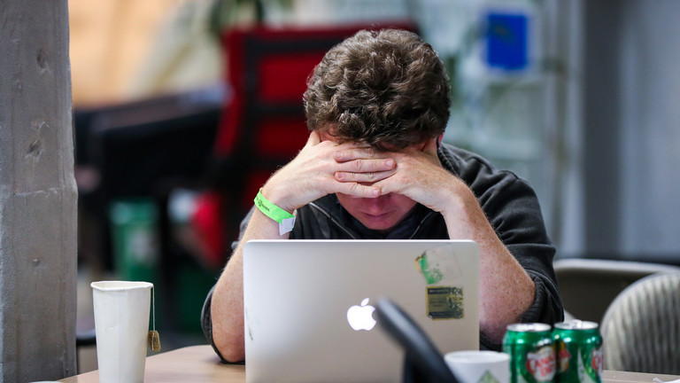 حظر حمل بعض حواسيب Apple على