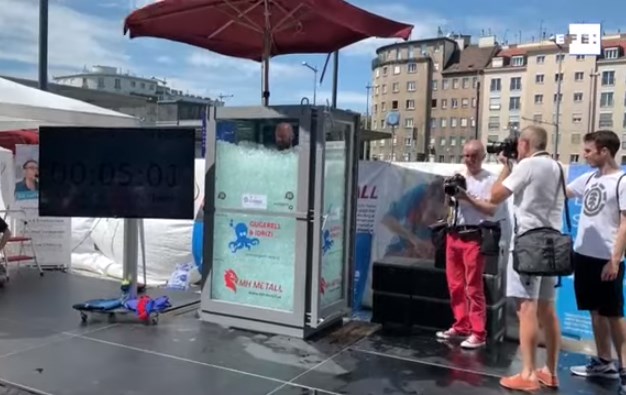 شاهد.. نمساوي يمكث ساعتين داخل صندوق