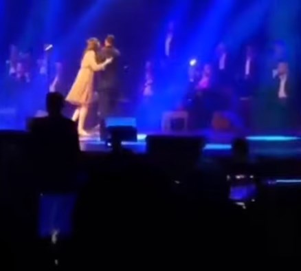 معجبة تقتحم مسرح «كاظم الساهر» في