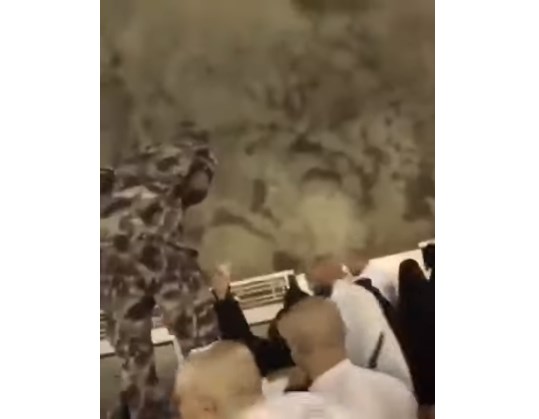 شاهد.. بعدما رفض مبلغا من حاجة..