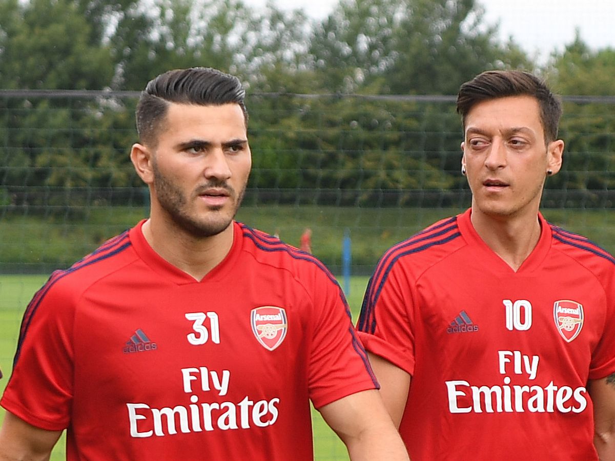 انتهاء محنة أوزيل وكولاسيناك بعد تهديدهم