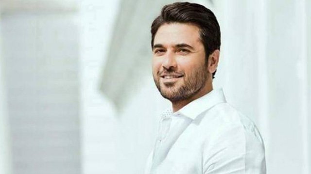 أحمد عز بوجه مليء بالإصابات في