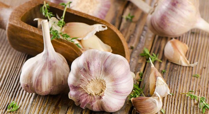 الثوم تحت الوسادة يحل مشكلات صحية