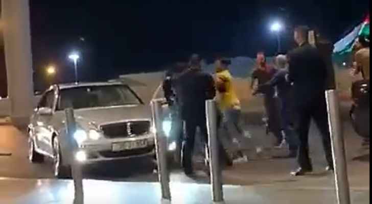 اصطفاف المركبات يتسبب بمشاجرة في مطار