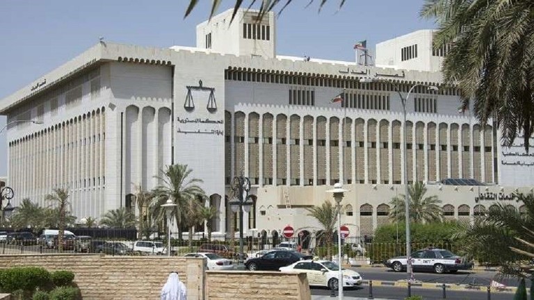 الكويت تمنع إعلانات الأفراح والعزاء في