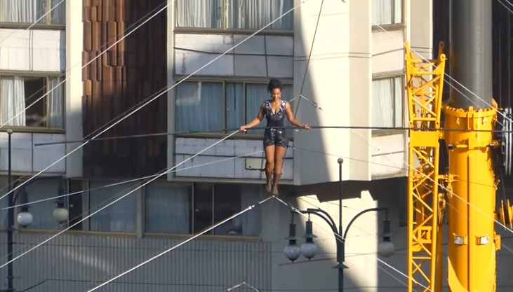 بالفيديو.. . مغامرة تعبر نهرا مشيا