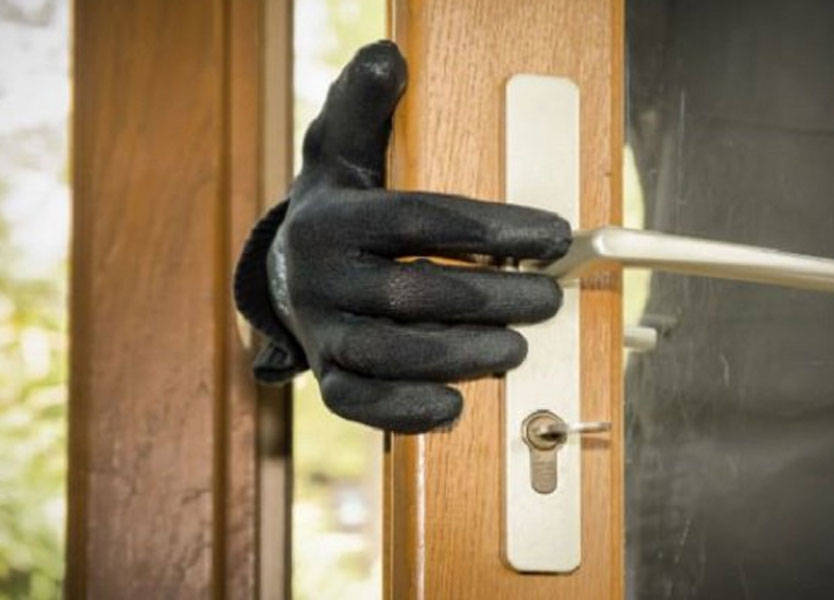 ضبط 3 أشخاص سرقوا محلات ومنازل