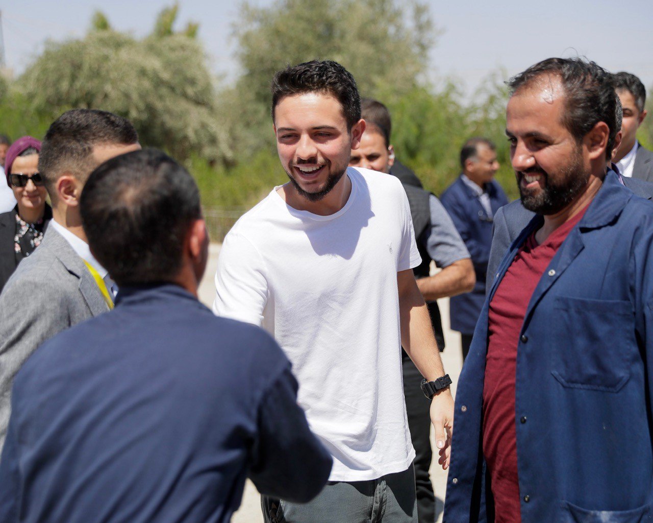 ولي العهد يشارك متطوعين في صيانة