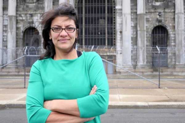 شاهد.. رشيدة طليب تحبس دموعها أثناء