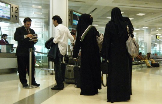 ألف سعودية يغادرن المملكة بدون إذن