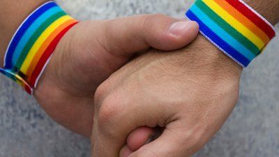 مثليون يشتكون على شخص بث صورهم