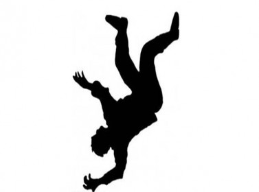 وفاة عشريني سقط عن سطح منزله