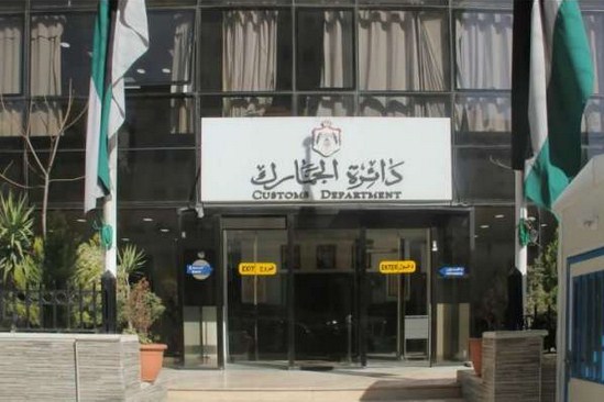 طاقم حكومي يخرج الصحفيين من اجتماع