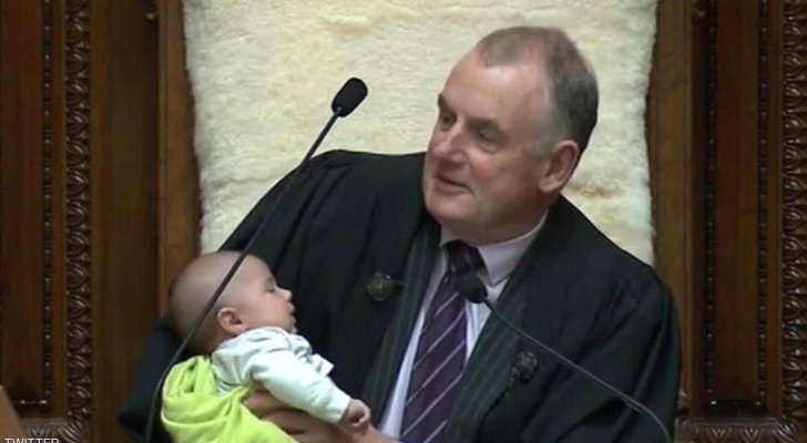 رئيس برلمان نيوزيلندا يرضع طفلا خلال