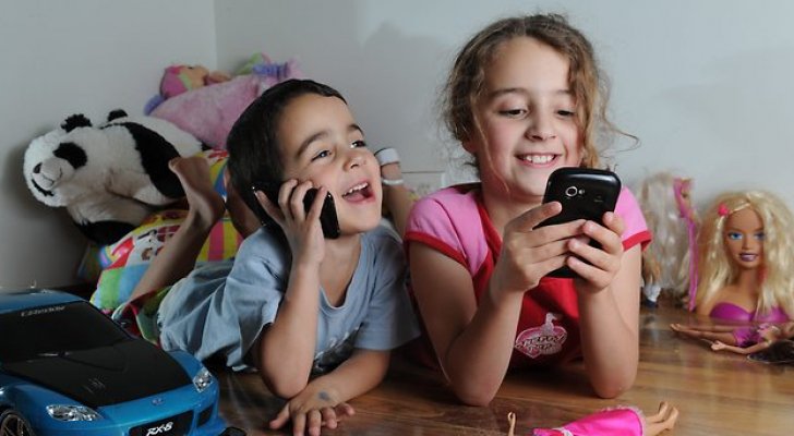 أطفالكم أدمنوا الهواتف الذكية تعرفوا على