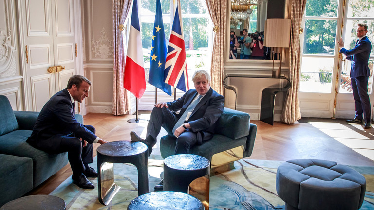 حقيقة وضع جونسون قدمه على الطاولة