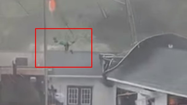 عاصفة قوية تطيح بموظف مطعم وتدفعه