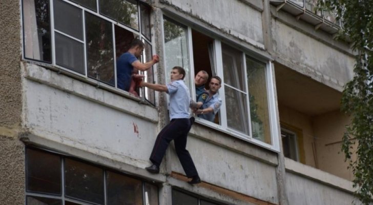 مشهد صادم.. الشرطة الروسية تنقذ رضيعة