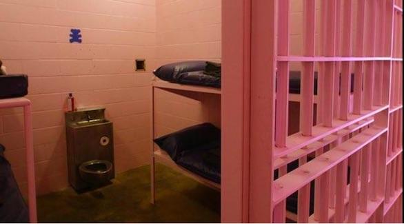 لماذا تطلى الزنازين باللون الوردي في